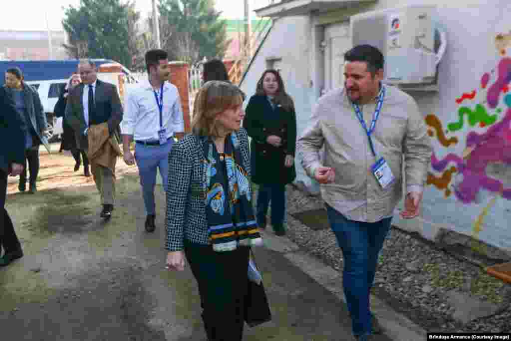 Ambasadoarea SUA întâmpinată la Casa LOGS de Flavius Ilioni-Loga, directorul organizației care se ocupă de refugiați.