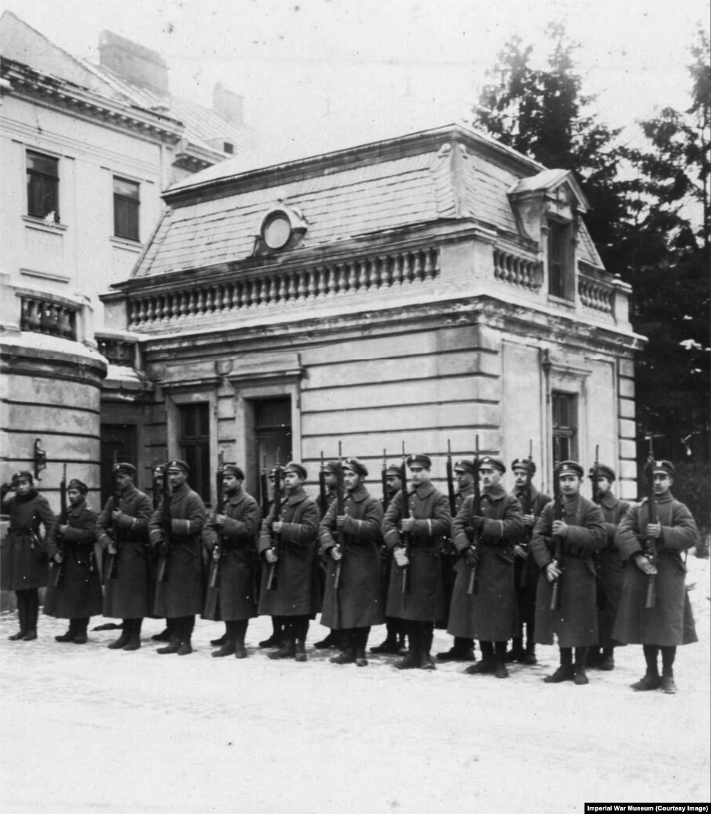 Poljska vojna straža ispred zgrade u Lavovu u februaru 1919. dok traje sastanak francuske, britanske, poljske i ukrajinske delegacije na pregovorima o okončanju poljsko-ukrajinskog rata. Nakon sukoba Lavov je priznat kao dio Poljske. Lavov je izdržao sovjetsku, pa nacističku, pa još jednom sovjetsku vlast, sve dok nije postao ukrajinski grad 1991. nakon raspada Sovjetskog Saveza.