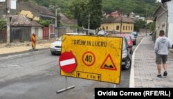 Stradă în lucru în apropierea unui supermarket din zona spitalului municipal.