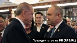 Ердиган разговаря с Радев по време на церемонията след клетвата му като президент за трети път.