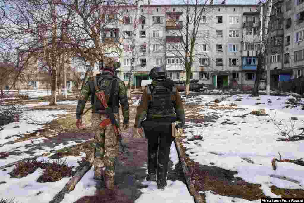 Український військовий веде волонтера вулицями Часового Яру, сподіваючись переконати тих, хто залишився, евакуюватися. За підрахунками, у місті все ще проживає 1500 жителів, більшість з яких проводять дні, ховаючись у підвалах, без електрики та води. 2 квітня 2023 року