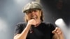 Брайън Джонсън по време на концерт ба AC/DC в Масачузетс. 2015 г.