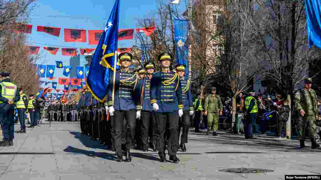 Povodom obeležavanja 15. godišnjice nezavisnosti Kosova, glavnim prištinskim trgovima prodefilovali su pripadnici Kosovskih bezbednosnih snaga i kosovske policije. 