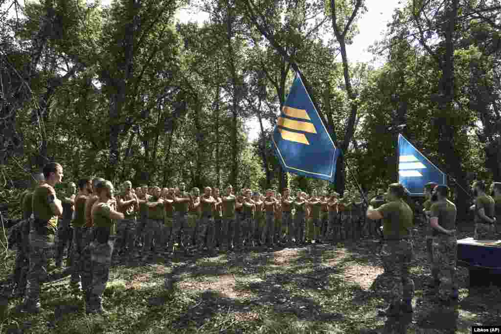 Vojnici ukrajinske 3. odvojene jurišne brigade tokom ceremonije u blizini Bahmuta, 3. septembra. Vijest o napretku snaga Kijeva na frontu dolazi nakon izvještaja da je Zapad izvijestio o sporom tempu napredovanja ukrajinskih trupa, dok neki analitičari&nbsp;ocjenjuju da je višemjesečna ukrajinska kontraofanziva zapravo &quot;zastala&quot; pred ruskom odbranom.