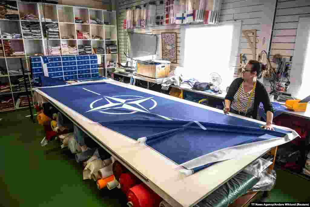Croitoreasa Tove Lycke lucrează la un steag NATO la un atelier de lângă Stockholm, Suedia. Suedia s-a alăturat oficial NATO pe 7 martie, la doi ani după ce a solicitat aderarea la alianța militară. Pe 24 februarie 2022, Rusia a invadat Ucraina. 