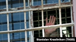 Zatvorenik pored prozora sa rešetkama u Zatvoru broj 2, Vladimirska oblast, kojim upravlja Uprava Federalne službe za izvršenje kazni (UFSIN), Rusija, arhiv