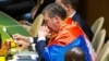 Predsednik Srbije Aleksandar Vučić ogrnut srpskom zastavom, nakon usvajanja Rezolucije o genocidu u Srebrenici na Generalnoj skupštini UN, 23. maja 2024.