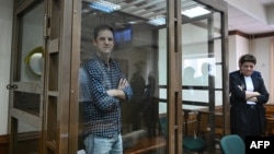 Американският журналист Еван Гершкович, арестуван по обвинение в шпионаж, преди заседанието за разглеждане на жалбата срещу ареста му в Московския градски съд на 18 април.
