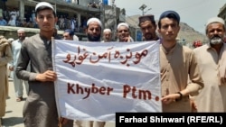 د جون پر ۲۵مه د احتجاج په مهال د لنډي کوتل ځوانانو د امن لپاره په لاسونو کې لوحه نیولې ده. 