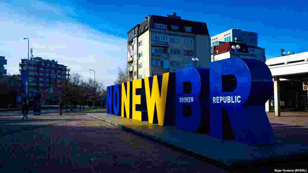 Kao i svake godine, spomenik nezavisnosti NEVBORN menja svoj izgled. Na 15. godišnjicu nezavisnosti, tema je "Nije slomljena nova republika". 
