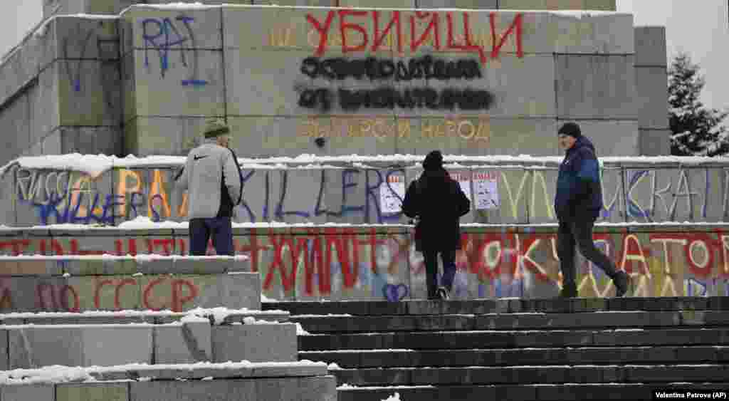 Grafiti, uključujući riječ "ubojice" na engleskom i bugarskom jeziku, prekrivaju spomenik 28. veljače 2022. godine. Rasprava o tome treba li ukloniti spomenik godinama traje.