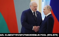 Președintele rus Vladimir Putin (dreapta) și conducătorul belarus Aleksandr Lukașenko la Moscova în aprilie.