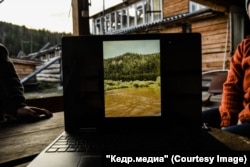 Na ekranu se vidi fotografija zagađene rijeke Kolbe iz 2020. godine
