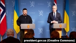 Президент України Володимир Зеленський і прем’єр-міністр Норвегії Йонас Ґар Стьоре (праворуч). Осло, 13 грудня 2023 року 