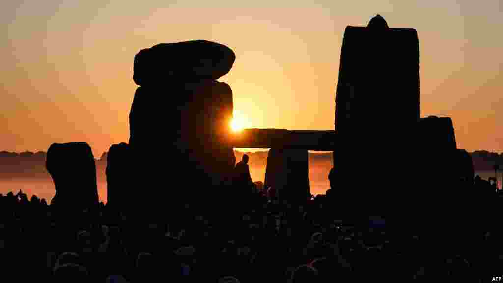Sunce izlazi u Stonehengeu, blizu Amesburyja, u Wiltshireu, u južnoj Engleskoj, 21. juna 2024. godine, tokom festivala ljetnog solsticija, koji datira hiljadama godina unazad, slaveći najduži dan u godini . 