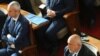 Лидерът на "Възраждане" Костадин Костадинов (вляво) и лидерът на ГЕРБ Бойко Борисов (вдясно) по време на първото заседание на новия парламент, 12 април 2023 г.