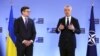 Ministrul de externe al Ucrainei Dmitro Kuleba și secretarul general al NATO Jens Stoltenberg (d) la o conferință de presă în timpul unei întâlniri a miniștrilor de externe ai NATO la sediul NATO de la Bruxelles, 4 aprilie 2023.