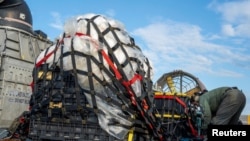 Kineski balon na palubi američke mornarice nakon što je izvađen iz Atlantskog oceana nedaleko od obale Južne Karoline, SAD, 13. veljače 2023.