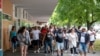 Роми на акції протесту у чеському Пардубіце, яка розпочалася на площі біля залізничного вокзалу міста через ймовірно побутовий конфлікт, під час якого був поранений молодий ром. Чехія, 2 липня 2023 року