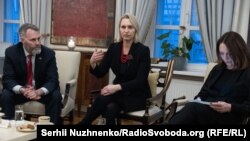 «Це буде щось, що дасть вам впевненість у тому, що Сполучені Штати підтримуватимуть вашу оборону в цей проміжний період», – Брінк