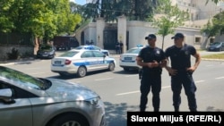 Сръбски полицаи пред израелското посолство в Белград след нападението срещу охранител на посолството на 29 юни 2024 г.