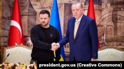 Президент Туреччини Реджеп Таїп Ердоган з українським колегою Володимиром Зеленським (л), архівне фото, березень 2024 року
