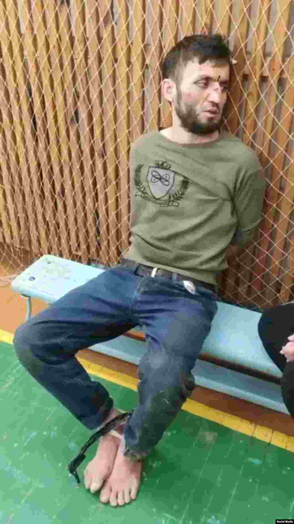 Dalerjon Mirzoev odmah nakon hapšenja u zapadnoj ruskoj regiji Brjansk, 23. marta. Priveden je zbog sumnje da je jedan od četvorice državljana Tadžikistana koji su umiješani u teroristički napad na moskovsku dvoranu 22. marta u kojem je poginulo najmanje 137 ljudi, a više od 180 povrijeđeno.