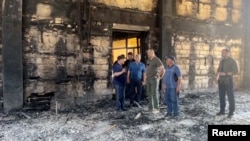 Губернаторът на Дагестанска област Сергей Меликов посещава опожарената синагога в град Дербент след терористичната атака в неделя, 24 юни 2024 г.