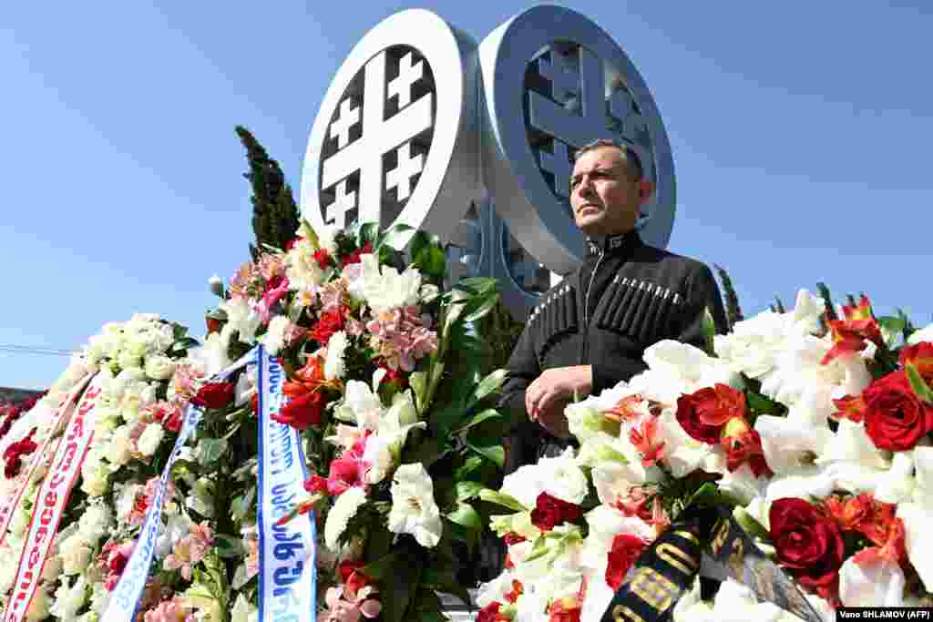 Грузиянын ардактуу кароолу Орусия менен 2008-жылдын августунда болгон кагылышууда каза тапкан жоокерлердин көрүстөнүндөгү иш-чарада. 