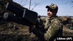 Украінскі вайсковец з стрэльбай для барацьбы зь бесьпілётнікамі ў акопе на лініі фронту. 10 красавіка 2023. Ілюстрацыйнае фота

