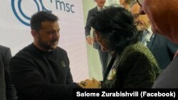 პრეზიდენტი სალომე ზურაბიშვილი მიუნხენის უსაფრთხოების კონფერენციაზე ესალმება უკრაინის პრეზიდენტ ვოლოდიმირ ზელენსკის. 2014 წლის 17 თებერვალი
