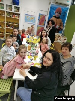 Copiii de la Centrul din Dorobanți pentru copii ucraineni desenează ouă de Paști cu părinții lor.