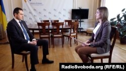 Посол України в ЄС Всеволод Ченцов і кореспондентка Радіо Свобода Зоряна Степаненко