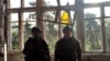 Знамето на Украйна, което украински войници са поставили на една от сградите в освободеното от руската армия село Благодатне. Снимката е кадър от видео