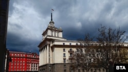 Сградата на бившия Партиен дом на ЦК на БКП в София. По време на социализма на мястото на българското знаме е имало червена петолъчка.