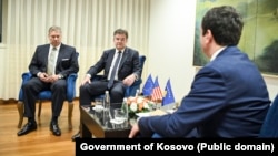 "Međunarodna zajednica, predvođena Sjedinjenim Državama, će biti garant rešavanju konflikta na severu Kosova", ocenjuje Stefan Vladisavljev. Na fotografiji specijalni američki izaslanik Gabriel Escobar i izaslanik EU Miroslav Lajčak sa kosovskim premijerom Aljbinom Kurtijem u Prištini, juni 2023.