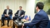 Gabrijel Eskobar, američki izaslanik za Zapadni Balkan, i Miroslav Lajčak, posrednik EU, tokom razgovora sa Aljbinom Kurtijem (okrenut leđima), premijerom Kosova, u Prištini, juni 2023.