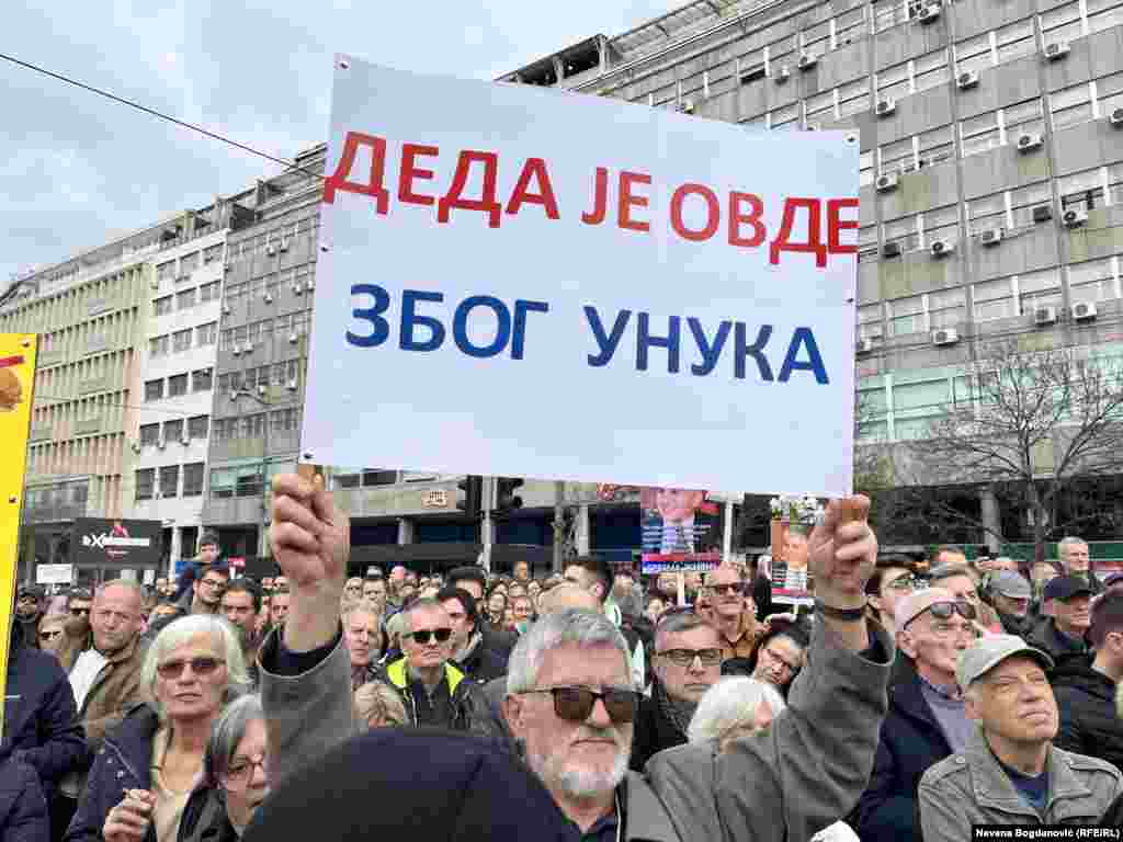 Stariji su takođe na protestu, uz poruku 'Deda je ovde zbog unuka'. Beograd, 30. decembar 2023.