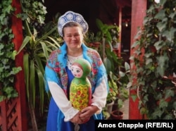 Maria Fedul poartă hainele tradiționale rusești pe care le produce și le vinde concetățenilor săi lipoveni și turiștilor din Sarichioi.