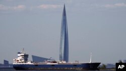 Naftni tanker u Finskom zalivu, u pozadini neboder Lahta centra u kojem se nalazi sedište ruskog naftnog giganta Gazproma, Sankt Peterburg