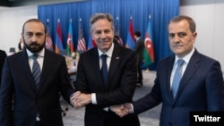 Američki državni sekretar Antony Blinken (u sredini) s jermenskim ministrom vanjskih poslova Araratom Mirzojanom (lijevo) i ministrom vanjskih poslova Azerbejdžana Ceyhunom Bayramovim u Washingtonu 1. maja.