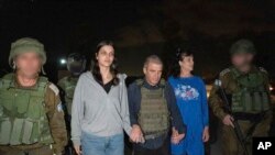 Двете американки при пристигането им във военната база в Централен Израел