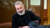 Дмитрий Муратов е журналист, известен с позицията си срещу управлението на Владимир Путин