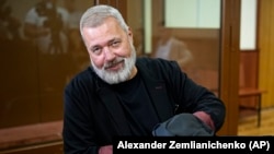 Дмитрий Муратов е журналист, известен с позицията си срещу управлението на Владимир Путин