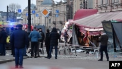 Anchetatorii ruși prezenți la cafeneaua avariată din Sankt Petersburg, unde Maxim Fomin (alias Vladlen Tatarski) a fost ucis într-o explozie, în aprilie.