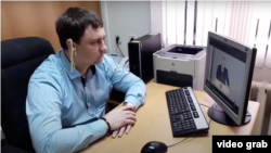 "Nikada se neću odreći svojih stavova, postupaka ili ubeđenja", rekao je regionalni poslanik u Rusiji Mihail Abdalkin koji je kažnjen zbog video snimka na kojem ismeva Putinov govor o stanju nacije tako što je držao rezance na ušima.