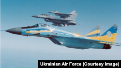 Изтребител F-16 в цветовете на Украйна. Колаж, публикуван от ВВС на Украйна в Туитър. 