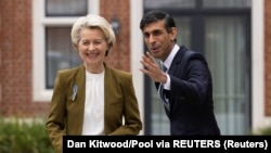 Britanski premijer Rishi Sunak sa predsjednicom Evropske komisije Ursulom von der Leyen, 27. februara 2023. 