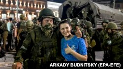 Evgheni Prigojin, liderul Grupului Wagner, pozează cu un localnic pe 24 iunie. Oamenii i-au aplaudat pe luptătorii Wagner care au luat cu asalt sediul militar din orașul Rostov-pe-Don, din sudul Rusiei.
