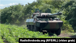 Українські військовослужбовці 37-ї окремої бригади морської піхоти ЗСУ на французьких колісних танках AMX-10RC у Донецькій області, липень 2023 року